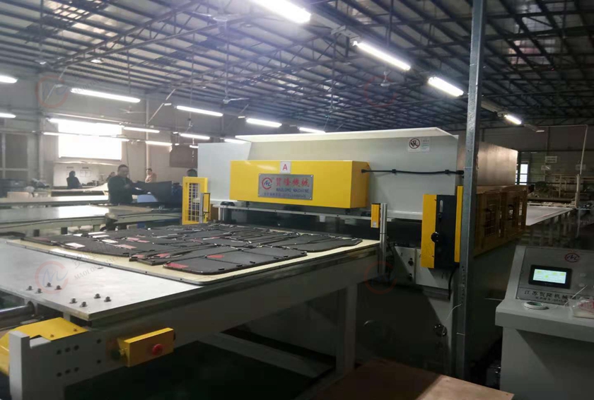 南京双工位送料汽车座椅面料裁断机