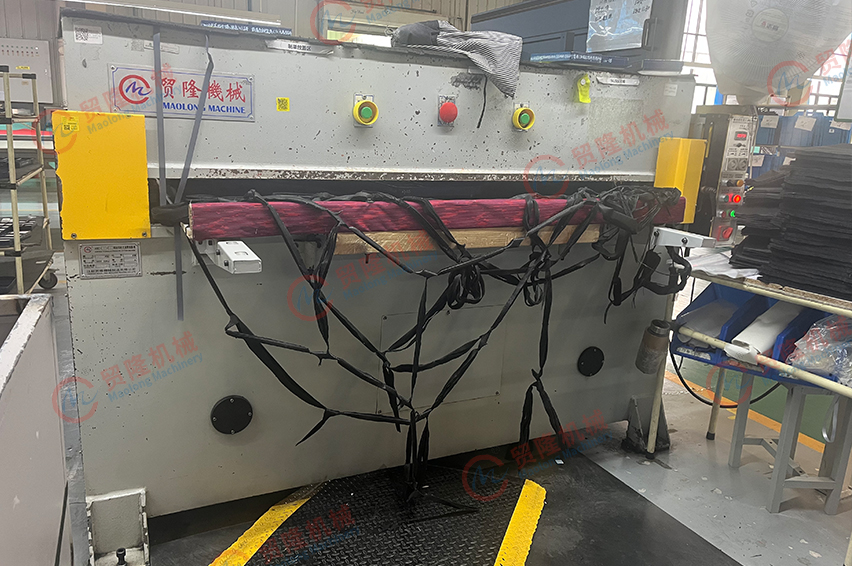 精密四柱液压裁断机