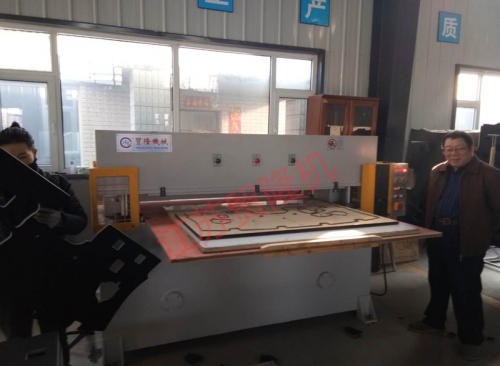 开云链接官网_开云(中国) 汽车后备箱隔音垫裁断机